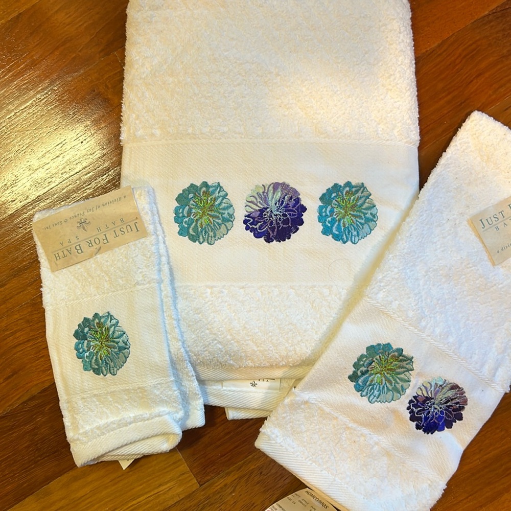 Jay Franco NWT towel set!  💙